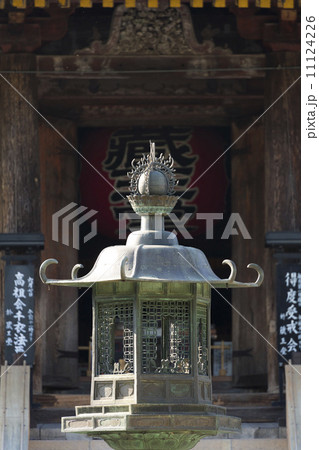 金峯山寺の蔵王堂の六角灯篭 11124226