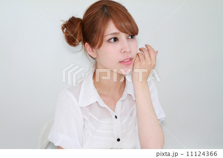 サイドアップのお団子ヘアの女性 11124366