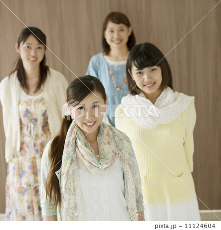 微笑む4人の女性 微笑む4人の女性 11124604