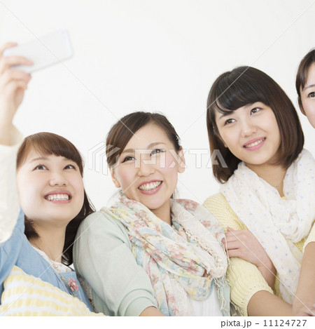 スマートフォンで写真を撮る女性 11124727