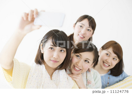 スマートフォンで写真を撮る女性 11124776