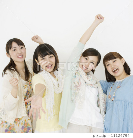 微笑む4人の女性 11124794