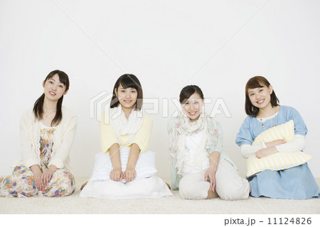微笑む4人の女性 微笑む4人の女性 11124826