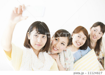 スマートフォンで写真を撮る女性 11124827