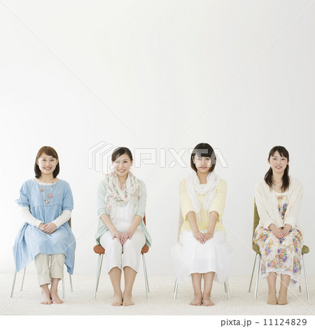 椅子に座り微笑む女性 11124829