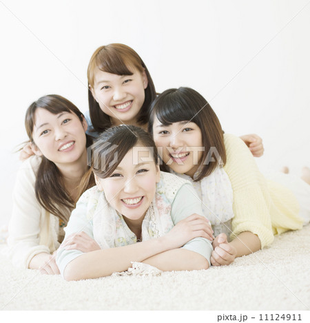 床に寝転び微笑む女性 床に寝転び微笑む女性 11124911