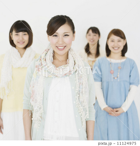 微笑む4人の女性 11124975