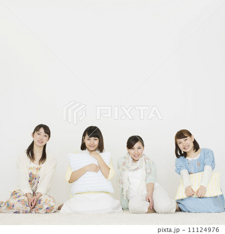 微笑む4人の女性 11124976