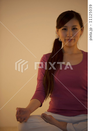 ヨガをする女性 ヨガをする女性 11125039