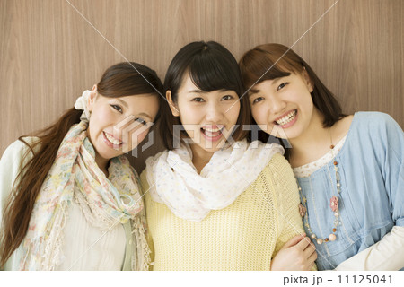 微笑む3人の女性 微笑む3人の女性 11125041
