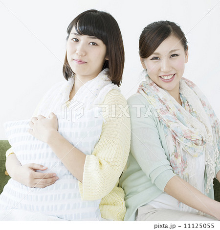 ソファに座り微笑む女性 11125055