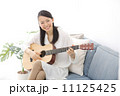ギター・若い女性 11125425