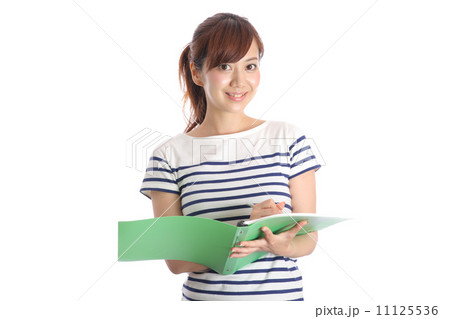 ファイルを持った私服の女性 11125536