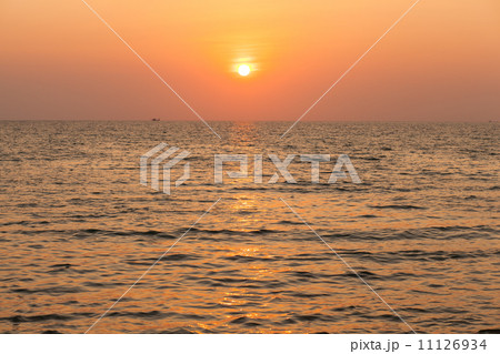 The sun goes down. The sun goes down. 11126934
