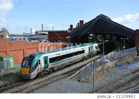 ケント駅へ到着する鉄道（アイルランド・コーク） 11129961