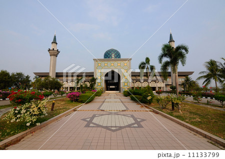 Main Entrance of Sultan Abdul Samad Mosque (KLIA Mosque) in Selangor Main Entrance of Sultan Abdul Samad Mosque (KLIA Mosque) in Selangor 11133799