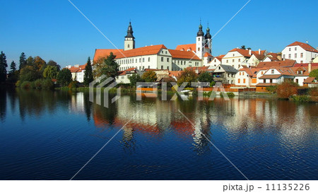 テルチの池と建物 11135226