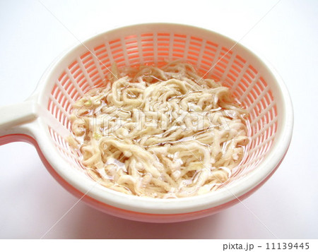 料理の下ごしらえ　切り干し大根を戻す　 11139445