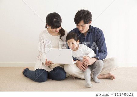 パソコンで遊ぶ家族3人 11140623