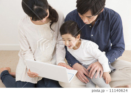 パソコンで遊ぶ家族3人 11140624
