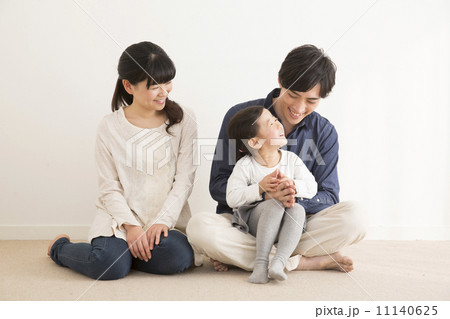 くつろぐ家族3人 11140625