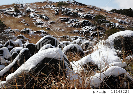 石灰岩に雪が積もる 石灰岩に雪が積もる 11143222
