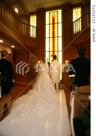 ステンドグラスの教会での結婚式の写真素材