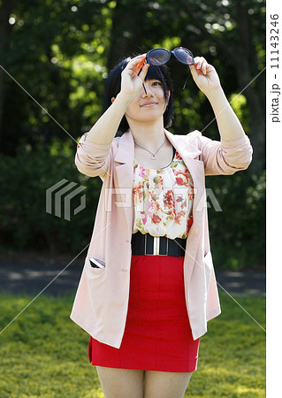 公園でサングラスを手に取る女子高生 公園でサングラスを手に取る女子高生 11143246