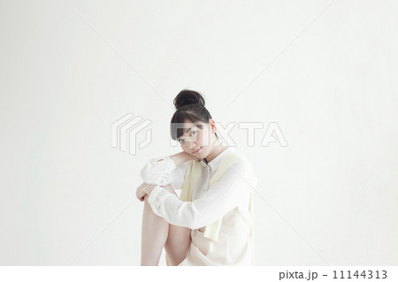 笑顔の若い女性 11144313