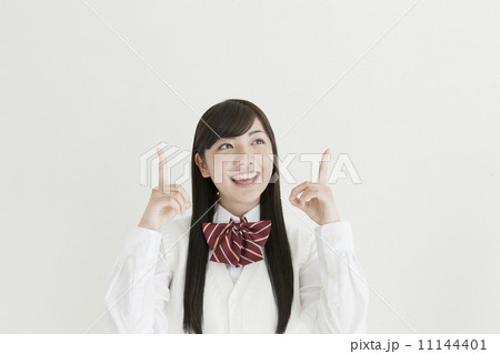 人差し指を立てる女子高生 11144401