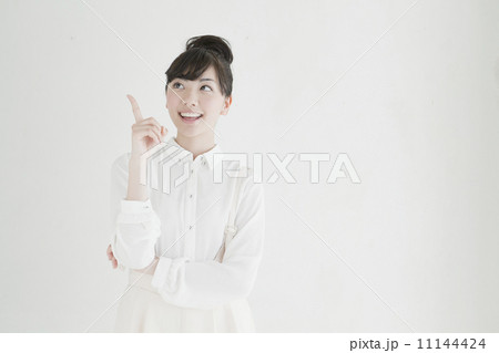 人差し指を立てる若い女性 11144424