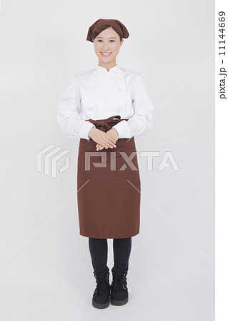 エプロンを付けた女性店員 エプロンを付けた女性店員 11144669