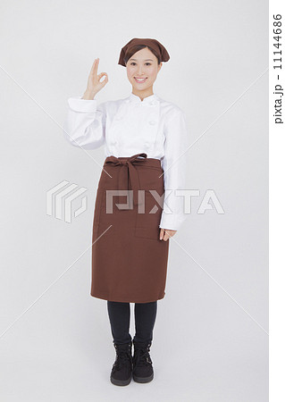 オッケーを出す女性店員 オッケーを出す女性店員 11144686