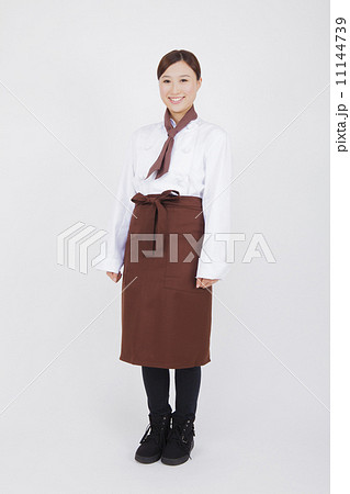 エプロンを付けた女性店員 11144739