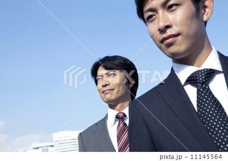 遠くを見つめるビジネスマン 11145564