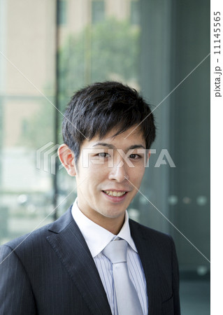 営業中の20代ビジネスマン 11145565