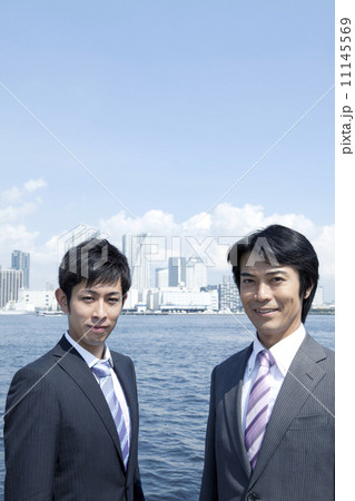 海岸に立つ上司と部下 海岸に立つ上司と部下 11145569