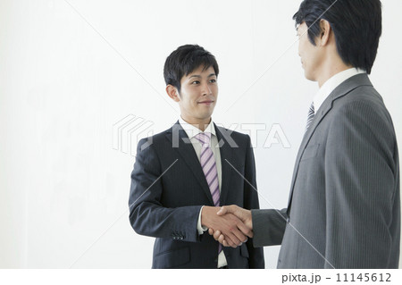 握手を交わす上司と部下 11145612
