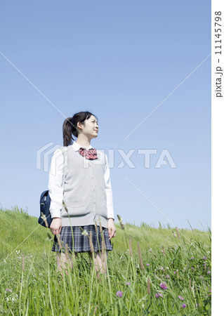 遠くを見つめる女子高生 11145798