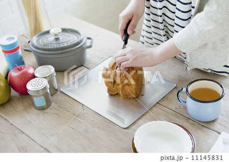 パンを切る手元 11145831