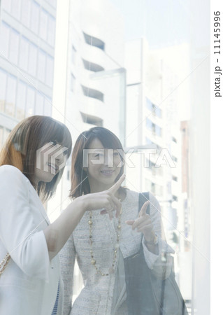 ショッピングをする女性２人 11145996