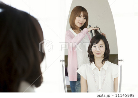 髪を切る美容師 11145998