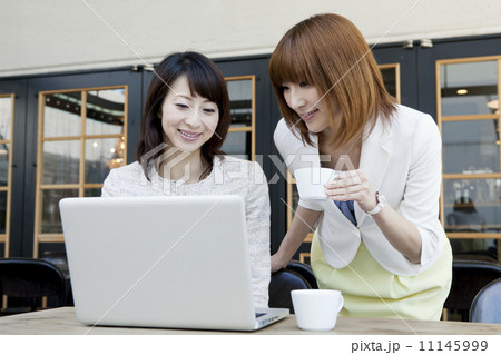 カフェで仕事をする女性達 11145999