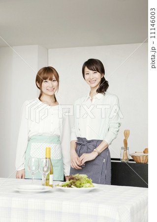 料理を前に笑顔の女性達 11146003