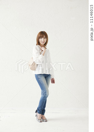 バッグを肩にかけ笑顔の女性 11146015