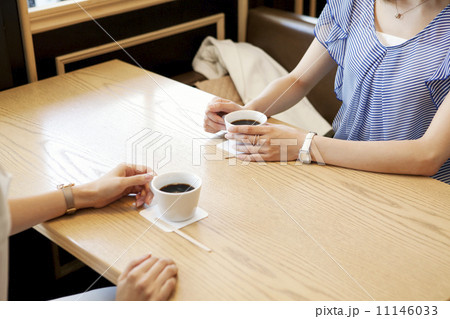 カフェでコーヒーを飲む女性達の手 11146033