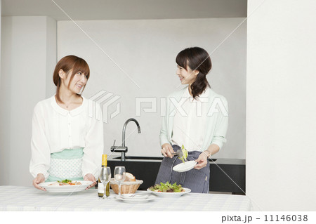料理をする女性達 料理をする女性達 11146038