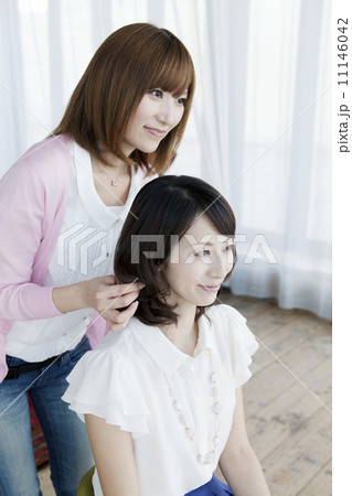髪をセットする美容師 11146042