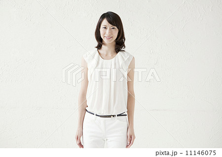 笑顔の30代女性 11146075