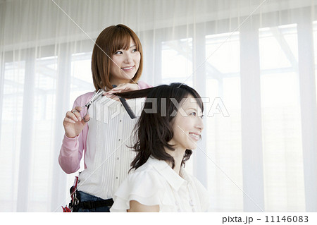 髪を切る美容師 11146083